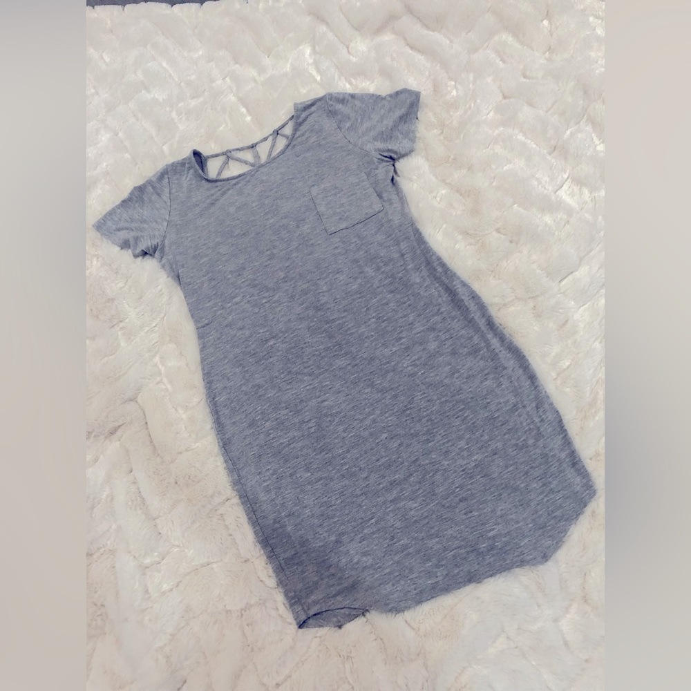 Shortsleeved Medium Gray shirt with front pocket and crisscrossed back design